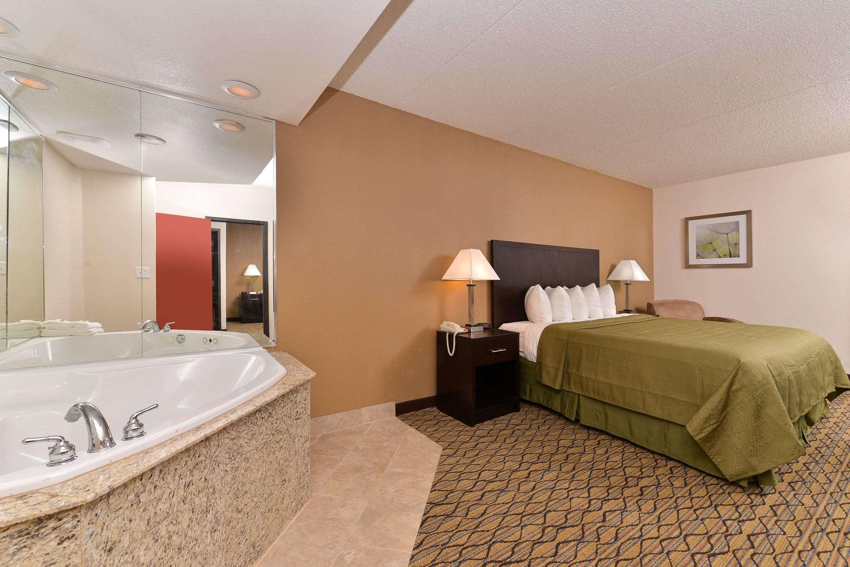 Quality Inn & Suites Matteson Near I-57 Bagian luar foto